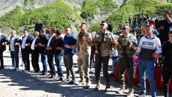 Şırnak'ta uçurtma şenliği: Askerler ile halk halay çekti