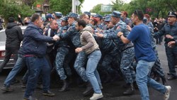 Ermenistan’da eylemler sürüyor: Muhalifler yolları kapattı