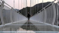 Vietnam'daki cam köprü, uzunluğuyla rekorlar kitabına girdi
