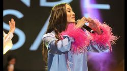 Hande Ünsal'ın sahne kostümü pijamaya benzetildi
