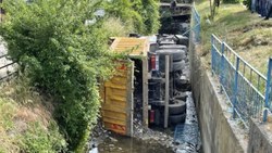 Beykoz'da durağa çarpan kamyon, su kanalına devrildi