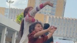 Ankara'da, hastane bahçesinde kardeşlerini bekleyen çocukların sevinci kamerada