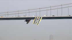Fenerbahçe'nin bayrağı Boğaz'daki köprülere asıldı
