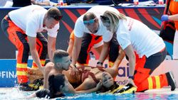 Havuzda bayılan sporcu, son anda kurtarıldı