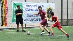 Uyuşturucu İle Mücadele Günü'nde polisler çocuklarla maç yaptı