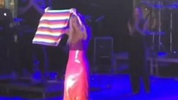 Şarkıcı Gülşen sahnede LGBT bayrağı açtı