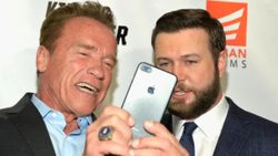 Apple'dan kötü film karakterlerine iPhone yasağı