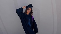Burcu Özberk, üniversiteden mezun oldu