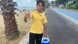 Yalova’da 13 yaşındaki çocuk, su satarak Mehmetçik Vakfı’na bağış yapıyor