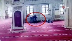 İstanbul'da camide cep telefonu hırsızlığı kamerada