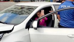 Antalya'da kaza yapan Ukraynalı sürücü poz verdi