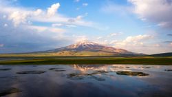 Bitlis'teki Süphan Dağı’nın Cil Gölü’ne yansıması büyüledi