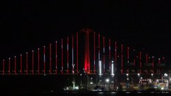 Osmangazi Köprüsü 15 Temmuz'da kırmızı-beyaza büründü