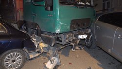 Kırıkkale'de kamyonun freni boşaldı: 9 araç zarar gördü
