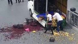 İstanbul'da arabası bağlanan seyyar satıcı meyveleri yola döktü
