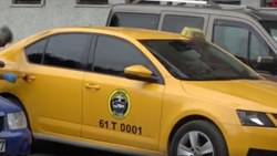 Trabzon'da gasbedilen taksici başka araca asılarak kurtuldu