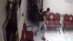 Mersin'de tedaviyi beğenmeyip diş hekimini darbettiler