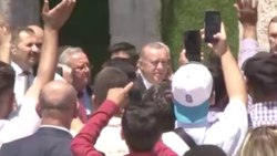 Eyüpsultan Camii'nde Cumhurbaşkanı Erdoğan'a sevgi gösterisi