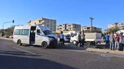 Diyarbakır'da hasarlı minibüse, tarım işçilerini taşıyan minibüs çarptı