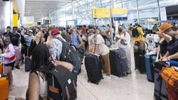 İngiltere'deki havalimanlarında personel eksikliği ve aşırı yoğunluk krizi sürüyor