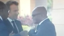 Beninli Bakan'ın, Macron'un dokunduğu omuzunu temizlemesi gündem oldu