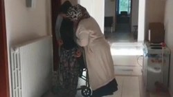 Bursa'da engelli olduğunu belirten dilenci, zabıta binasında ayaklandı