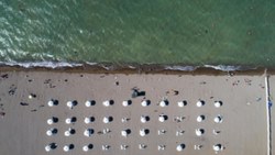 Tatilcilerin yeni gözdesi Karaburun Plajı, Akdeniz sahillerini aratmıyor