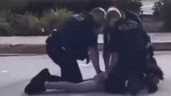 ABD’de 17 yaşındaki genç, polisler tarafından defalarca yumruklandı