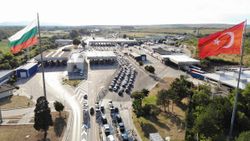 Dönüş yolundaki gurbetçiler, sınır kapılarında yoğunluk oluşturdu