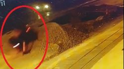 Ankara'da levhalara aldırış etmeyen sürücünün motosikleti çukura düştü