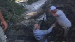 Arnavutköy’de kestirme yoldan gitmek isterken, bataklığa saplandı