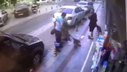 Kadıköy'de ‘köpeğe toz geldi’ diyerek temizlik işçisini dövdü