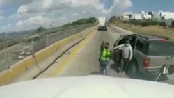 Meksika'da silahlı şahıslar tır çaldı