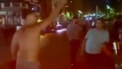 Takism'de, Suriye sloganlarıyla eğlenen grubun arasına daldı: Burası Türkiye, dağılın