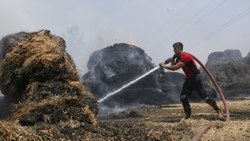 Mersin'de saman balyalarında çıkan yangın söndürüldü