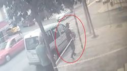 Bağcılar'da balkonla birlikte zemine düşerek can veren işçinin olay anı