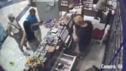 Küçükçekmece'de görüştüğü kızın sevgilisi üzerine pitbull saldı: Kulağı koptu