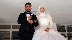 Yozgat'ta, öğretmenlik mülakatına gelinlikle girdi