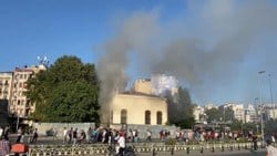 Fatih'te tarihi Camcılar Camii'nde yangın çıktı