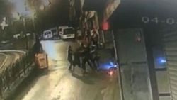 İstanbul'da polisin gözüne yumruk attı 