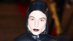 Ezra Miller'a hırsızlık suçlaması