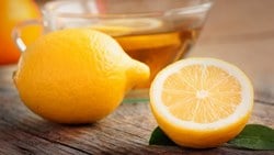 Trigliserit seviyesini düşürmek için limonu böyle yiyin