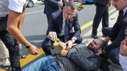 Fuat Oktay kaza yapan sürücüye yardım etti