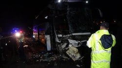 Uşak'ta tıra çarptan otobüsteki 43 kişi yaralanırken muavin öldü