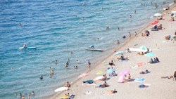 Antalya'da sıcaktan bunalan tursitler sahilleri doldurdu