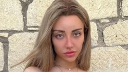 Mika Raun eteğini kaldırarak sitem etti! 'Şimdi açacağım'