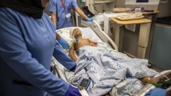 İsrail'in saldırılarında yaralanan Gazzeli çocuklar tedavi altında