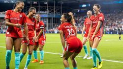 Kadın futbolcunun gol sevinci maça damga vurdu