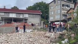 Beykoz'da yıkıma karşı çıktılar, yol kapatıp çöpleri yaktılar