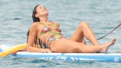 Dua Lipa, sörf tahtasında güneşlendi